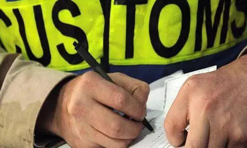 കസ്റ്റംസിന്റെ രഹസ്യ ഓപ്പറേഷന്‍; 3.30 ലക്ഷം വിദേശ നിര്‍മിത ഇന്ത്യന്‍ വ്യാജ സിഗരറ്റുകള്‍ പിടികൂടി