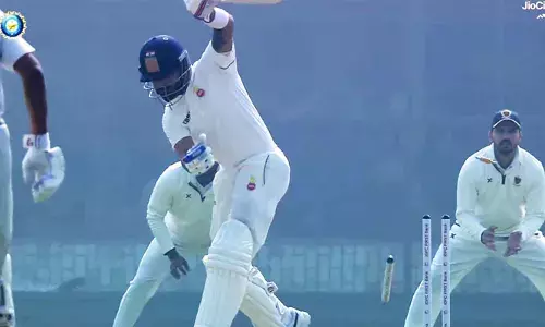 വിരാട് കോലിക്ക് രഞ്ജി ട്രോഫിയിലും തിരിച്ചടി;  15 പന്തില്‍ ആറ് റണ്‍സെടുത്ത് പുറത്ത്;  ഇന്‍സ്വിംഗറില്‍ ഓഫ് സ്റ്റംപ് വായുലില്‍ പറത്തി   റെയില്‍വേ പേസര്‍ ഹിമാന്‍ഷു; മുന്‍ ഡല്‍ഹി താരത്തിന്റെ പ്രതികാരമോ? ആഘോഷം വൈറലാകുന്നു; പൂജാരക്കും രഹാനെയ്ക്കും സെഞ്ചുറി നഷ്ടം