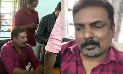 ഇതൊക്കെ തെറ്റല്ലേ സാറെ..; ആരും കാണാതെ 3000 രൂപ മടക്കി വാങ്ങി; ഒളിപ്പിച്ചത് സോക്സിനുള്ളിൽ; അന്വേഷണത്തിൽ വിജിലൻസ് കുടുക്കി; കൈക്കൂലി വാങ്ങുന്നതിനിടെ വില്ലേജ് ഓഫീസർ പിടിയിൽ