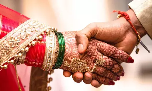 വിവാഹ പിറ്റേന്ന് വധുവിനെ ഉപേക്ഷിച്ച് വരന്‍ കടന്നു കളഞ്ഞതായി പരാതി; സ്വര്‍ണം തട്ടിയെടുത്തെന്നും സേവ് ദ് ഡേറ്റിന്റെ മറവില്‍ ഉപദ്രവിച്ചതായും പെണ്‍കുട്ടി: റാന്നി സ്വദേശിയായ യുവാവ് വിദേശത്തേക്ക് കടന്നു കളഞ്ഞതായും റിപ്പോര്‍ട്ട്