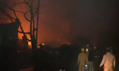 ഗാസിയാബാദില്‍ ഗ്യാസ് സിലിണ്ടറുമായി പോയ ട്രക്കിന് തീപിടിച്ചു; സിലണ്ടറുകള്‍ പൊട്ടിത്തെറിച്ച് ഉഗ്രസ്‌ഫോടനം