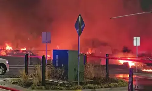 അമേരിക്കയിലെ ഫിലഡല്‍ഫിയയില്‍ ചെറുവിമാനം തകര്‍ന്നു വീണു;  ജനവാസ മേഖലയില്‍ തകര്‍ന്നു വീണത് ആറു പേരുമായി പോയ വിമാനം: വീടുകള്‍ക്ക് തീ പിടിച്ചു