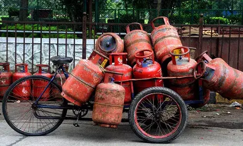 വാണിജ്യ പാചക വാതക സിലണ്ടറിന്റെ വില കുറഞ്ഞു; കുറഞ്ഞത് ആറ് രൂപ