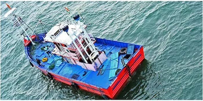 വിഴിഞ്ഞത്ത് നിയമവിരുദ്ധ മീന്‍പിടിത്തം; കൊല്ലം സ്വദേശിയുടെ ട്രോളര്‍ ബോട്ട് പിടിച്ചെടുത്തു; ബോട്ട് പിടികൂടിയത് തീരത്ത് നിന്നും ആറ് കിലോമീറ്റര്‍ ദൂരെ നിന്ന്