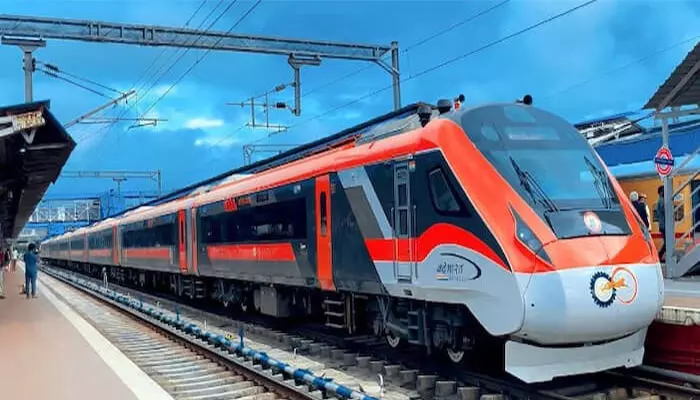 ജനങ്ങള്ക്ക് സുരക്ഷിതവും ആധുനിക സൗകര്യങ്ങളോട് കൂടിയ ട്രെയിന് യാത്ര ഉറപ്പാക്കുന്നതിന് ഇന്ത്യന് റെയില്വേ; രണ്ടോ മൂന്നോ വര്ഷത്തിനുള്ളില് 200 വന്ദേ ഭാരത്, 100 അമൃത് ഭാരത്, 50 നമോ ഭാരത് റാപ്പിഡ് റെയില്, 17,500 ജനറല് നോണ് എസി കോച്ചുകള് എത്തും; വമ്പന് പ്രഖ്യാപനവുമായി കേന്ദ്രമന്ത്രി ജനങ്ങള്ക്ക് സുരക്ഷിതവും ആധുനിക സൗകര്യങ്ങളോട് കൂടിയ ട്രെയിന് യാത്ര ഉറപ്പാക്കുന്നതിന് ഇന്ത്യന് റെയില്വേ; രണ്ടോ മൂന്നോ വര്ഷത്തിനുള്ളില് 200 വന്ദേ ഭാരത്, 100 അമൃത് ഭാരത്, 50 നമോ ഭാരത് റാപ്പിഡ് റെയില്, 17,500 ജനറല് നോണ് എസി കോച്ചുകള് എത്തും; വമ്പന് പ്രഖ്യാപനവുമായി കേന്ദ്രമന്ത്രി