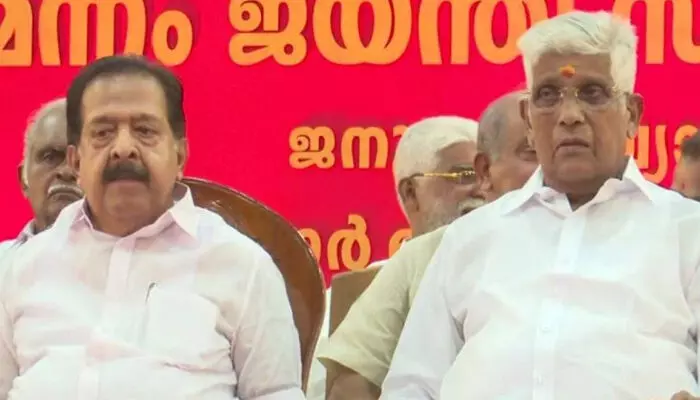 ചെന്നിത്തല സമൂഹത്തില് ഉന്നതനാണ്; മുഖ്യമന്ത്രിയാകാന് യോഗ്യനാണ്; മറ്റു പലരും യോഗ്യരാണ്; മുഖ്യമന്ത്രി ആരാകണമെന്ന് കോണ്ഗ്രസ് ആലോചിച്ച് തീരുമാനിക്കട്ടെ; എസ്എന്ഡിപി എന്തെങ്കിലും പറഞ്ഞോട്ടെ എന്എസ്എസ് ശാന്തമായി മുന്നോട്ടു പോകും; സമദൂരം തുടരുമെന്ന് സുകുമാരന് നായര് ചെന്നിത്തല സമൂഹത്തില് ഉന്നതനാണ്; മുഖ്യമന്ത്രിയാകാന് യോഗ്യനാണ്; മറ്റു പലരും യോഗ്യരാണ്; മുഖ്യമന്ത്രി ആരാകണമെന്ന് കോണ്ഗ്രസ് ആലോചിച്ച് തീരുമാനിക്കട്ടെ; എസ്എന്ഡിപി എന്തെങ്കിലും പറഞ്ഞോട്ടെ എന്എസ്എസ് ശാന്തമായി മുന്നോട്ടു പോകും; സമദൂരം തുടരുമെന്ന് സുകുമാരന് നായര്