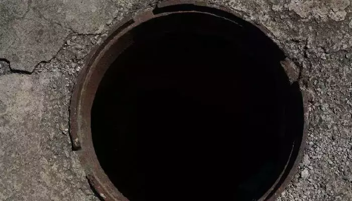 കൊല്ക്കത്തയില് മാന്ഹോള് വൃത്തിയാക്കുന്നതിനിടെ വീണ് മൂന്ന് തൊഴിലാളികളെ കാണാതായി; രക്ഷാപ്രവര്ത്തനം തുടരുന്നു കൊല്ക്കത്തയില് മാന്ഹോള് വൃത്തിയാക്കുന്നതിനിടെ വീണ് മൂന്ന് തൊഴിലാളികളെ കാണാതായി; രക്ഷാപ്രവര്ത്തനം തുടരുന്നു