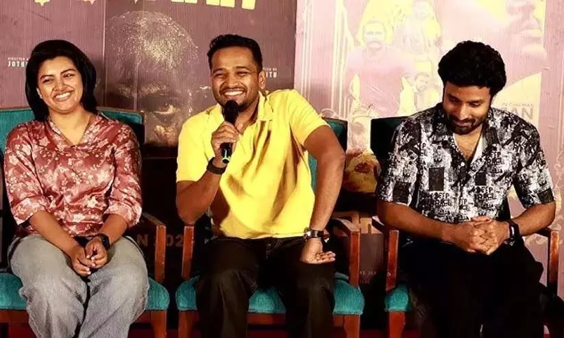 അജേഷ് പി.പി യഥാര്ത്ഥ കഥാപാത്രം; ഞങ്ങളുമായി ബന്ധപ്പെട്ടാല് കിട്ടാനുള്ള സ്വര്ണത്തിന്റെ പണം നല്കുമെന്ന് ബേസില് ജോസഫ് അജേഷ് പി.പി യഥാര്ത്ഥ കഥാപാത്രം; ഞങ്ങളുമായി ബന്ധപ്പെട്ടാല് കിട്ടാനുള്ള സ്വര്ണത്തിന്റെ പണം നല്കുമെന്ന് ബേസില് ജോസഫ്