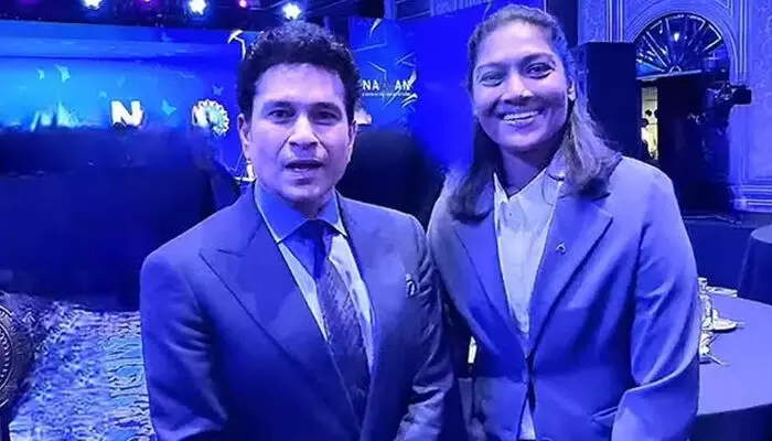 ക്രിക്കറ്റ് കണ്ടു തുടങ്ങിയത് താങ്കള് കാരണമാണ്; ക്രിക്കറ്റ് കളിച്ചു തുടങ്ങിയതും താങ്കളെ കണ്ടാണ്; പറയാന് വാക്കുകളില്ല; സച്ചിനൊപ്പമുള്ള ചിത്രം പങ്കുവെച്ച് സജന സജീവന് ക്രിക്കറ്റ് കണ്ടു തുടങ്ങിയത് താങ്കള് കാരണമാണ്; ക്രിക്കറ്റ് കളിച്ചു തുടങ്ങിയതും താങ്കളെ കണ്ടാണ്; പറയാന് വാക്കുകളില്ല; സച്ചിനൊപ്പമുള്ള ചിത്രം പങ്കുവെച്ച് സജന സജീവന്