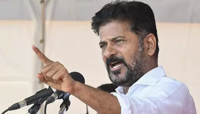 കോണ്‍ട്രാക്ടര്‍മാരുടെ ബില്ലുകള്‍ പാസാക്കാന്‍ മന്ത്രിമാര്‍ കൈക്കൂലി ആവശ്യപ്പെട്ടെന്ന ആരോപണം;  തെലങ്കാന കോണ്‍ഗ്രസില്‍ വിമതനീക്കം; പത്ത് എംഎല്‍എമാര്‍ രഹസ്യയോഗം ചേര്‍ന്നു; ഇടപെട്ട് രേവന്ത് റെഡ്ഡി