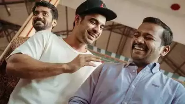 തരാനുള്ള പൈസ പ്രൊഡ്യൂസര് ബാക്കി താ എന്ന് ബേസില്; സൗഹൃദത്തിന് വില പറയുന്നോടാ എന്ന് ടൊവിനോയുടെ കൗണ്ടര് തരാനുള്ള പൈസ പ്രൊഡ്യൂസര് ബാക്കി താ എന്ന് ബേസില്; സൗഹൃദത്തിന് വില പറയുന്നോടാ എന്ന് ടൊവിനോയുടെ കൗണ്ടര്