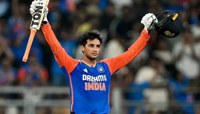 സിക്‌സറോടെ തുടങ്ങിയിട്ടും ഷോര്‍ട്ട്പിച്ച് കെണിയില്‍ കുരുങ്ങി സഞ്ജു;  അതിവേഗ സെഞ്ചുറിയില്‍ രണ്ടാമനായി അഭിഷേക് ശര്‍മ; പവര്‍പ്ലേയിലെ വെടിക്കെട്ട് ഏറ്റെടുത്ത് ദുബെയും തിലകും; വാംഖഡെയെ ത്രസിപ്പിച്ച് ഇന്ത്യയുടെ ബാറ്റിംഗ് വിരുന്ന്