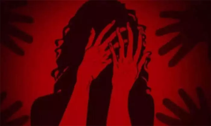 കോഴിക്കോട് മുക്കത്ത് പീഡന ശ്രമം ചെറുത്ത യുവതി കെട്ടിടത്തില് നിന്ന് താഴേക്ക് ചാടി; പരിക്കുകളോടെ മെഡിക്കല് കോളേജില് ചികിത്സയില്; ഹോട്ടല് ഉടമയും രണ്ട് ജീവനക്കാരുമാണ് പീഡിപ്പിക്കാന് ശ്രമിച്ചതെന്ന് യുവതിയുടെ മൊഴി കോഴിക്കോട് മുക്കത്ത് പീഡന ശ്രമം ചെറുത്ത യുവതി കെട്ടിടത്തില് നിന്ന് താഴേക്ക് ചാടി; പരിക്കുകളോടെ മെഡിക്കല് കോളേജില് ചികിത്സയില്; ഹോട്ടല് ഉടമയും രണ്ട് ജീവനക്കാരുമാണ് പീഡിപ്പിക്കാന് ശ്രമിച്ചതെന്ന് യുവതിയുടെ മൊഴി