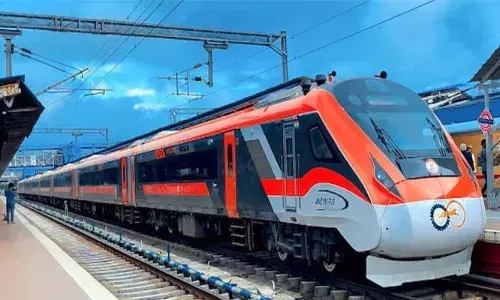 ജനങ്ങള്‍ക്ക് സുരക്ഷിതവും ആധുനിക സൗകര്യങ്ങളോട് കൂടിയ ട്രെയിന്‍ യാത്ര ഉറപ്പാക്കുന്നതിന്‌ ഇന്ത്യന്‍ റെയില്‍വേ; രണ്ടോ മൂന്നോ വര്‍ഷത്തിനുള്ളില്‍ 200 വന്ദേ ഭാരത്, 100 അമൃത് ഭാരത്, 50 നമോ ഭാരത് റാപ്പിഡ് റെയില്‍, 17,500 ജനറല്‍ നോണ്‍ എസി കോച്ചുകള്‍ എത്തും; വമ്പന്‍ പ്രഖ്യാപനവുമായി കേന്ദ്രമന്ത്രി