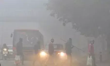 തണുത്തുവിറച്ച് രാജ്യതലസ്ഥാനം; ഡൽഹിയിൽ ഇന്നും കനത്ത മൂടൽ മഞ്ഞ് തുടരുന്നു; കാഴ്ച മറയ്ക്കുന്നു; പുറത്തിറങ്ങുമ്പോൾ സൂക്ഷിക്കണം; പലയിടത്തും താപനില 10 ഡിഗ്രിയായി കുറഞ്ഞു; അതീവ ജാഗ്രത!