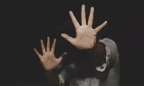 എതിര്‍ക്കാന്‍ ശ്രമിച്ചിട്ടും ബലം പ്രയോഗിച്ച് കീഴപ്പെടുത്തി; നിര്‍ത്തിയിട്ടിരുന്ന ട്രെയിനില്‍ പീഡനം; പോര്‍ട്ടര്‍ അറസ്റ്റില്‍; സംഭവം മുംബൈ ബാന്ദ്രയില്‍; പ്ലാറ്റ്‌ഫോമിലെങ്കിലും മതിയായ സുരക്ഷാ ജീവനക്കാരെ നിയമിക്കണമെന്ന് നഗരവാസികള്‍