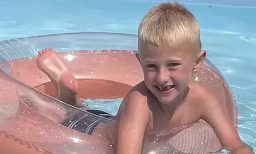 കണ്ണാടിയില്‍ പ്രതിബിംബം നോക്കി നിന്ന കുരുന്നിന് ദാരുണ മരണം; ജീവനെടുത്തത്, കണ്ണാടി മറിഞ്ഞു വീണുണ്ടായ അപകടം