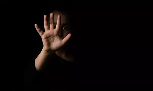 എട്ട് വയസുകാരിയെ ശുചിമുറിയിലേക്കു കൊണ്ടുപോയി വിവസ്ത്രയാക്കി; സ്വകാര്യ ഭാഗത്തും മറ്റും വടി ഉപയോഗിച്ച് മര്‍ദിച്ചു; രണ്ട് വിദ്യാര്‍ഥികള്‍ക്കെതിരെ കേസ്