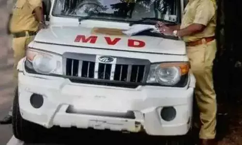 ഹെൽമെറ്റ് വെക്കാതെ സ്‌കൂട്ടർ ഓടിച്ച് യുവതി; പിഴ കിട്ടിയത് ബൈക്ക് ഉടമയായ വൈദികന്; ചലാനിൽ സ്‌കൂട്ടർ യാത്രക്കാരിയുടെ ചിത്രം; പരാതി നൽകിയിട്ടും നടപടി ഉണ്ടായില്ലെന്നും ആരോപണം