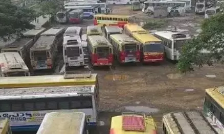 പലയിടത്തും സമരക്കാര്‍ ബസ് തടഞ്ഞു; മലബാറില്‍ സര്‍വീസുകളെ കാര്യമായി ബാധിച്ചിട്ടില്ല; ദീ‍ര്‍ഘദൂര സ‍ര്‍വീസുകളും ഓടുന്നുണ്ട്; കെഎസ്ആർടിസിയിൽ സമരം തുടരുന്നു