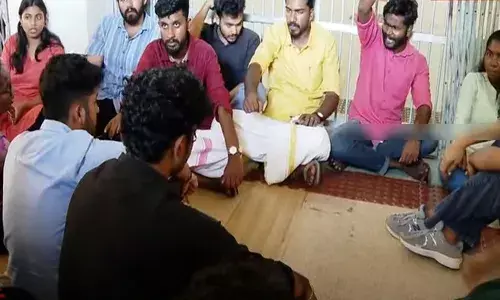 കേരള വിസി യുടെ ചേമ്പറില്‍ എസ്എഫ്‌ഐ പ്രവര്‍ത്തകരുടെ അതിക്രമം: ഗവര്‍ണര്‍ വിശദീകരണം തേടി; സുരക്ഷാ വീഴ്ചയില്‍ രജിസ്ട്രാറുടെ ഭാഗത്ത് ഗുരുതര പിഴവ്; അച്ചടക്കനടപടിക്കായി രജിസ്ട്രാര്‍ക്ക് വിസിയുടെ നോട്ടീസ്