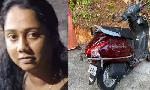 ഓട നിര്‍മാണത്തിന് വച്ചിരുന്ന വീപ്പയില്‍ തട്ടി സ്‌കൂട്ടറില്‍ നിന്ന് വീണത് സ്വകാര്യ ബസിന് അടിയിലേക്ക്; സ്വകാര്യ ക്ലിനിക്കിലെ നഴ്സിന് ദാരുണാന്ത്യം