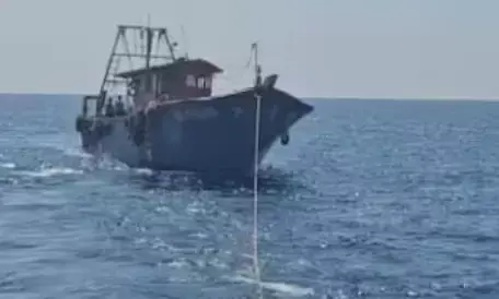 നടുക്കടലിൽ മത്സ്യബന്ധന ബോട്ടിന്റെ എഞ്ചിൻ തകരാറിലായി; തൊഴിലാളികൾ എല്ലാം കടലിൽ കുടുങ്ങി; ഒടുവിൽ രക്ഷകരായി മറൈൻ എൻഫോഴ്സ്മെന്റ്; എല്ലാവരെയും സേഫായി കരയ്ക്കെത്തിച്ചു