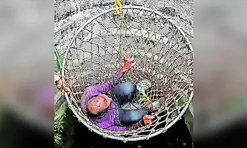 കുരുമുളക് പറിക്കുന്നതിനിടെ മരം ഒടിഞ്ഞ് ഭര്‍ത്താവ് കിണറ്റില്‍ വീണു; രക്ഷിക്കാന്‍ കയറില്‍ തൂങ്ങി കിണറ്റിലിറങ്ങിയ ഭാര്യയും വെള്ളത്തില്‍ വീണു: ഇരുവരേയും രക്ഷപ്പെടുത്തി അഗ്നിരക്ഷാ സേന