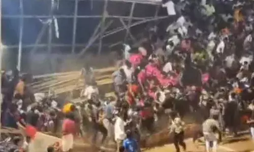 വല്ലപ്പുഴയില്‍ ഫുട്‌ബോള്‍ മത്സരത്തിനിടെ കാണികള്‍ ഇരുന്ന ഗാലറി തകര്‍ന്നു വീണു; നിരവധി പേര്‍ക്ക് പരിക്ക്