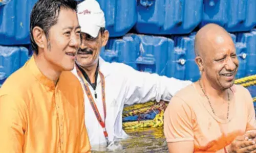 കുംഭമേളയില്‍ പങ്കെടുത്ത് ഭൂട്ടാന്‍ രാജാവ്; യോഗി ആദിത്യനാഥിനൊപ്പം പുണ്യ സ്‌നാനം നിര്‍വ്വഹിച്ച് ജിഗ്മെ കേസര്‍ നംഗ്യാല്‍ വാങ്ചുക്ക്