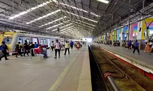 ഓടി തുടങ്ങിയ ട്രെയിനില്‍ നിന്നും ഇറങ്ങാന്‍ ശ്രമിക്കവേ പ്ലാറ്റ്‌ഫോമിനും ട്രെയിനിനും ഇടയില്‍ കുടുങ്ങി; യുവതിക്ക് ഗുരുതര പരിക്ക്