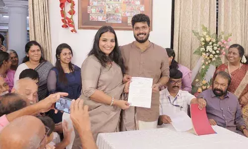 മന്ത്രി വി ശിവന്‍കുട്ടിയുടെ മകന്‍ ഗോവിന്ദ് വിവാഹിതനായി; വധു എറണാകുളം സ്വദേശിനി എലീന ജോര്‍ജ്; അടുത്ത ബന്ധുക്കളും സുഹൃത്തുക്കളും മാത്രം പങ്കെടുത്ത ചടങ്ങിന് സാക്ഷ്യം വഹിച്ചത് മന്ത്രി മന്ദിരമായ റോസ് ഹൗസ്