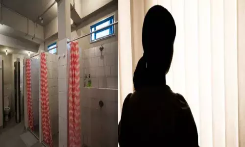 കുളിമുറികളിൽ വാതിലുകളില്ല; സുരക്ഷിതത്വമോ വൃത്തിയുള്ള ചുറ്റുപാടോ..ഇല്ല; വ്യാപക പരാതിയുമായി വിദ്യാർത്ഥിനികൾ; കർണാടകയിലെ ലേഡീസ് ഹോസ്റ്റലിൽ ദുരിത ജീവിതം; ഒരാളെ സസ്പെൻഡ് ചെയ്തു