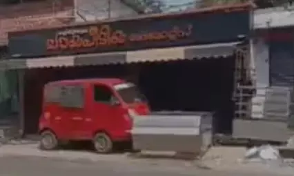 ഇരിങ്ങാലക്കുടയിൽ ഓട്ടോ ടാക്സി ഇടിച്ച് യുവതിക്ക് ദാരുണാന്ത്യം; അപകടം റോഡ് മുറിച്ച് കടക്കവേ; ആശുപത്രിയിൽ എത്തിച്ചെങ്കിലും ജീവൻ രക്ഷിക്കാനായില്ല