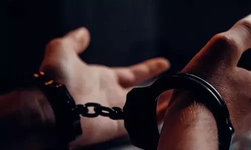 കാട്ടുപന്നി വേട്ടയ്ക്കിടെ അബദ്ധത്തില്‍ വെടിയേറ്റ് ഒരാള്‍ മരിച്ചു; മൃതദേഹം കാട്ടില്‍ ഒളിപ്പിച്ച് സുഹൃത്തുക്കള്‍ കടന്നു