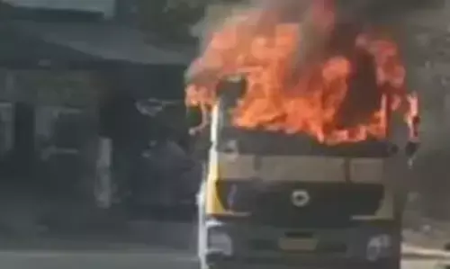 കോൺക്രീറ്റ് മിക്സർ കയറ്റിവന്ന ലോറിയിൽ വൻ തീപ്പിടുത്തം; ഡ്രൈവർ ഇറങ്ങിയോടി; ആർക്കും പരിക്കില്ല; മുൻഭാഗം പൂർണമായും കത്തിനശിച്ചു; രക്ഷകരായി ഫയർ ഫോഴ്സ്; സംഭവം നെയ്യാറ്റിൻകരയിൽ