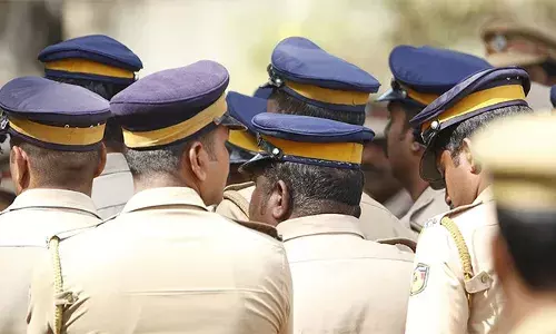 കുട്ടിയെ തള്ളിയിട്ടു; കൈകള്‍ക്ക് പൊട്ടല്‍; ദേഹത്ത് കൂടി വണ്ടി കയറ്റി ഇറക്കുമെന്ന് ഭീഷണി; പതിനാലുകാരനു നേരെ പൊലീസിന്റെ അതിക്രമം