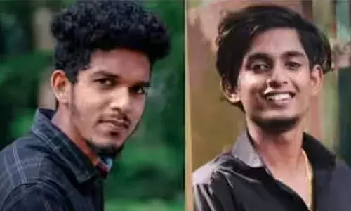 അടൂര്‍ ബൈപ്പാസില്‍ ടൂറിസ്റ്റ് ബസിലേക്ക് ഇടിച്ച് കയറി; രണ്ട് യുവാക്കള്‍ക്ക് ദാരുണാന്ത്യം; മരിച്ചത് സൂപ്പര്‍മാര്‍ക്കറ്റ് ജീവനക്കാര്‍