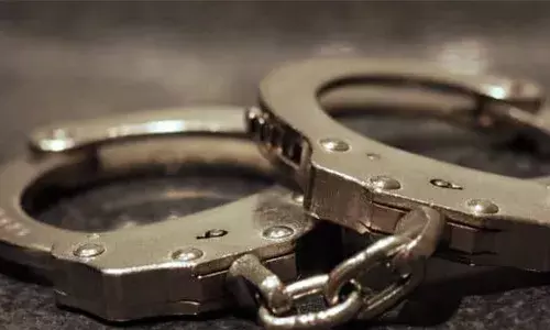 ലീവ് നല്‍കിയില്ല; നാല് സഹപ്രവര്‍ത്തകരെ കുത്തി പരിക്കേല്‍പ്പിച്ചു; ചോരവാര്‍ന്ന കത്തിയുമായി റോഡ്‌ഷോ; രക്ഷപ്പെടാന്‍ ശ്രമിച്ചെങ്കിലും പോലീസില്‍ കുടുങ്ങി; സംഭവത്തില്‍ പ്രതി പിടിയില്‍; സംഭവം ബംഗാളില്‍