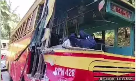 കെഎസ്ആർടിസി ഫാസ്റ്റ് പാസഞ്ചറും ലോറിയും തമ്മിൽ കൂട്ടിയിടിച്ച് വൻ അപകടം; ബസ് ഡ്രൈവറുടെ നില അതീവ ഗുരുതരം; യാത്രക്കാർക്ക് നിസാര പരിക്ക്; സംഭവം കൊല്ലത്ത്