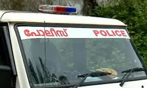 ഭാര്യയും അഞ്ചു വയസ്സുള്ള മക്കളും പുറത്ത് പോയ നേരം വീടു പൂട്ടി ഭര്‍ത്താവ് കടന്നു; പോലിസ് സ്‌റ്റേഷനില്‍ അഭയം തേടി യുവതിയും കുട്ടികളും: കുട്ടികളില്‍ ഒരാള്‍ വൃക്ക രോഗ ബാധിതന്‍