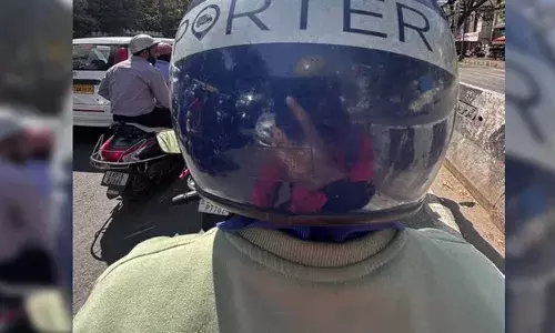 ഗതാഗത കുരുക്കു മൂലം ടാക്‌സി കിട്ടിയില്ല; ഓഫിസിലേക്ക് തന്നെ തന്നെ പാഴ്‌സല്‍ അയച്ച് യുവാവ്: ബെംഗളൂരു നഗരത്തിലൂടെ ഡെലിവറി ജീവനക്കാരനൊപ്പം ബൈക്കില്‍ പോകുന്ന ചിത്രം പങ്കുവെച്ച് പതിക്