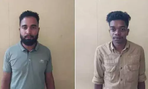 കോഴിക്കോട് യുവാവിനെ വീട് കയറി ആക്രമിച്ചു; നാട്ടുകാര്‍ ഓടിക്കൂടിയതോടെ ആയുധങ്ങള്‍ ഉപേക്ഷിച്ച് മുങ്ങി; രണ്ട് പേര്‍ പിടിയിൽ