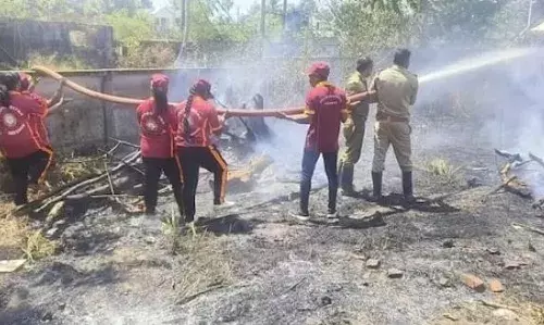 അമ്പലപ്പുഴ കുറ്റിക്കാടിന് തീപിടിച്ചു; ട്രാൻസ്ഫോർമറിന് സമീപം വരെ തീയെത്തി; നാട്ടുകാരുടെ ഇടപെടലിൽ ഒഴിവായത് വൻ അപകടം
