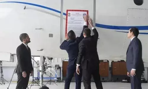 ഉപരോധങ്ങൾ ലംഘിച്ചതിൽ നടപടി; വെനസ്വേലയുടെ വിമാനം പിടിച്ചെടുത്ത് അമേരിക്ക; വിമാനത്തിന്റെ പുറത്ത് നോട്ടീസ് പതിപ്പിച്ചു; പിടിച്ചിട്ടത് ഇക്കാരണത്താൽ!