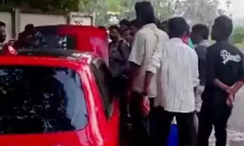 മലപ്പുറത്ത് ഓടിക്കൊണ്ടിരുന്ന കാറിന് തീ പിടിച്ചു; ഒഴിവായത് വൻ ദുരന്തം; തലനാരിഴയ്ക്ക് രക്ഷപ്പെട്ട് യുവാക്കൾ; ആർക്കും പരിക്കില്ല