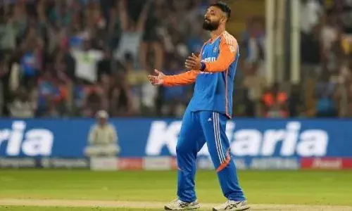 കട്ടക്ക് ഏകദിനം: ടോസ് നേടി ബാറ്റിംഗിനിറങ്ങിയ ഇംഗ്ലണ്ടിന് മികച്ച തുടക്കം; ബെൻ ഡക്കറ്റിന് അർദ്ധ സെഞ്ചുറി; ഏകദിന അരങ്ങേറ്റത്തിൽ ഇംഗ്ലണ്ട് ഓപ്പണറെ പവലിയനിലെത്തിച്ച് വരുൺ ചക്രവർത്തി; വിരാട് കോലി ടീമിൽ തിരിച്ചെത്തി