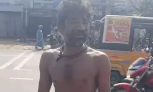 മട്ടൻ കുളമ്പ് വേണമാ..!; ഫ്രീയായി ആട്ടിറച്ചി നൽകാത്തതിൽ വിരോധം; കടയ്ക്ക് മുന്നിൽ മദ്യപിച്ചെത്തി ജീർണിച്ച മൃതദേഹം കൊണ്ടിട്ടു; മനം മടുക്കുന്ന കാഴ്ച കണ്ട് പലരും മുഖം തിരിച്ചു; പ്രതി അറസ്റ്റിൽ