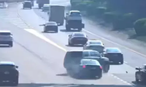 ഡ്രൈവർമാർ ലെയിൻ മാറുമ്പോള്‍ ശ്രദ്ധിക്കണം; അശ്രദ്ധമായി ഓടവര്‍ടേക്ക് ചെയ്യരുത്; ഈ പിഴവ് ഒരിക്കലും ആവർത്തിക്കരുതേ; അപകട ദൃശ്യങ്ങള്‍ പുറത്തുവിട്ട് മുന്നറിയിപ്പ്; അബുദാബി പോലീസ് പറയുന്നത്!