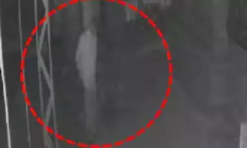 ക്ഷേത്ര നടയിൽ ഒരാൾ പമ്മിയെത്തി; സിസിടിവി സൂം ചെയ്തപ്പോൾ കണ്ടത്; മൂന്ന് മാസം മുൻപ് പതിഞ്ഞ അതേ കള്ളൻ; വീണ്ടും കാണിക്കവഞ്ചി കുത്തിത്തുറന്നു മോഷണം; സംഭവം നെയ്യാറ്റിൻകരയിൽ